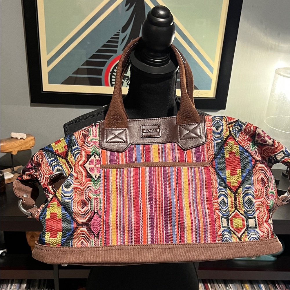 Toms spacious weekender bag with beautiful multicolor fabric and leather trim